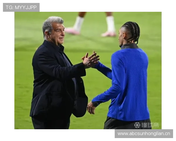 拉菲尼亚训练完顺手给家里泳池换水