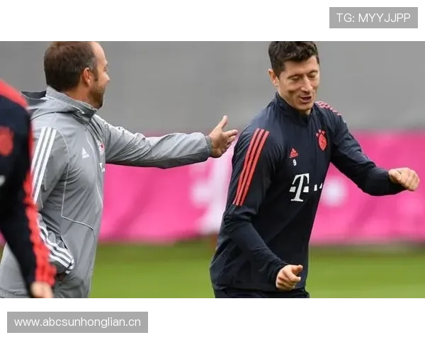 看到莱万多夫斯基的家居照，我突然觉得连他的袜子都买不起