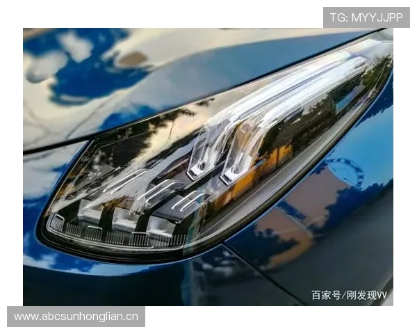 莱万新买的豪车停门口，邻居都看傻了，这消费真不是一般人能想象的！